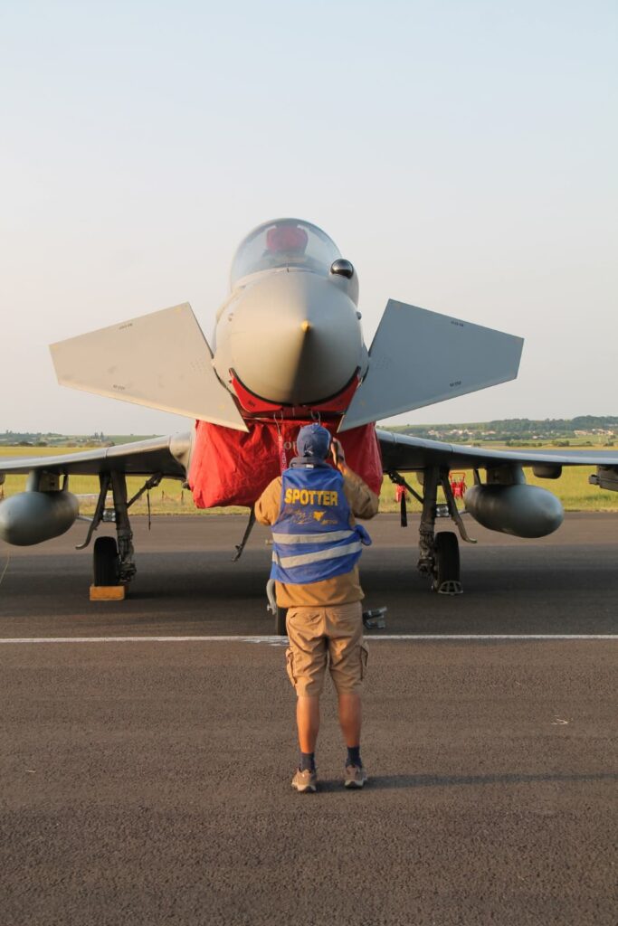 Ludovic Pavadé, photographe aviation et industrie en spotter day au meeting aérien de Cognac en mai 2022, davant un Eurofighter Typhoon.